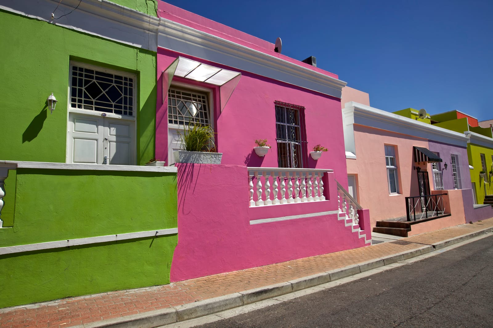 Grüne und pinke Häuser an einer Straße im Bo-Kaap