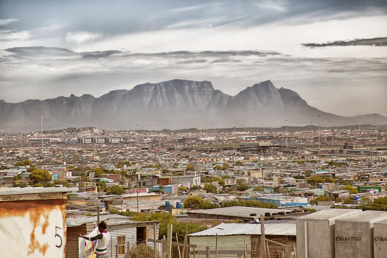 Der Tafelberg über den Häusern der Cape Flats unter grauem Himmel