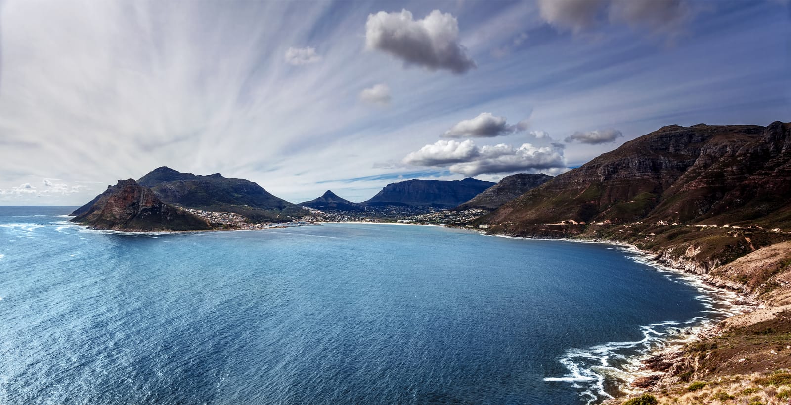 Die Bucht von Hout Bay von oben, dahinter der Atlantik und Berge