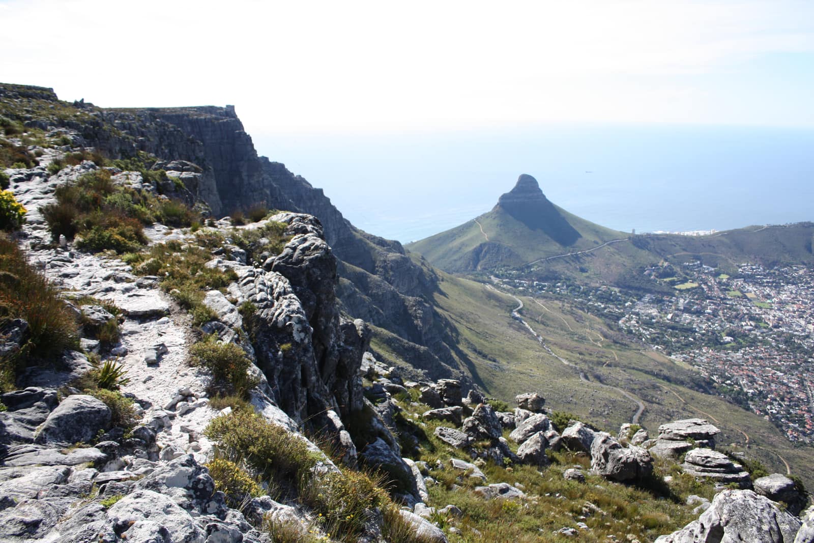 Schmaler Pfad an der Kante des Plateaus, dahinter der Lion's Head über dem Atlantik und die Stadt am Hang