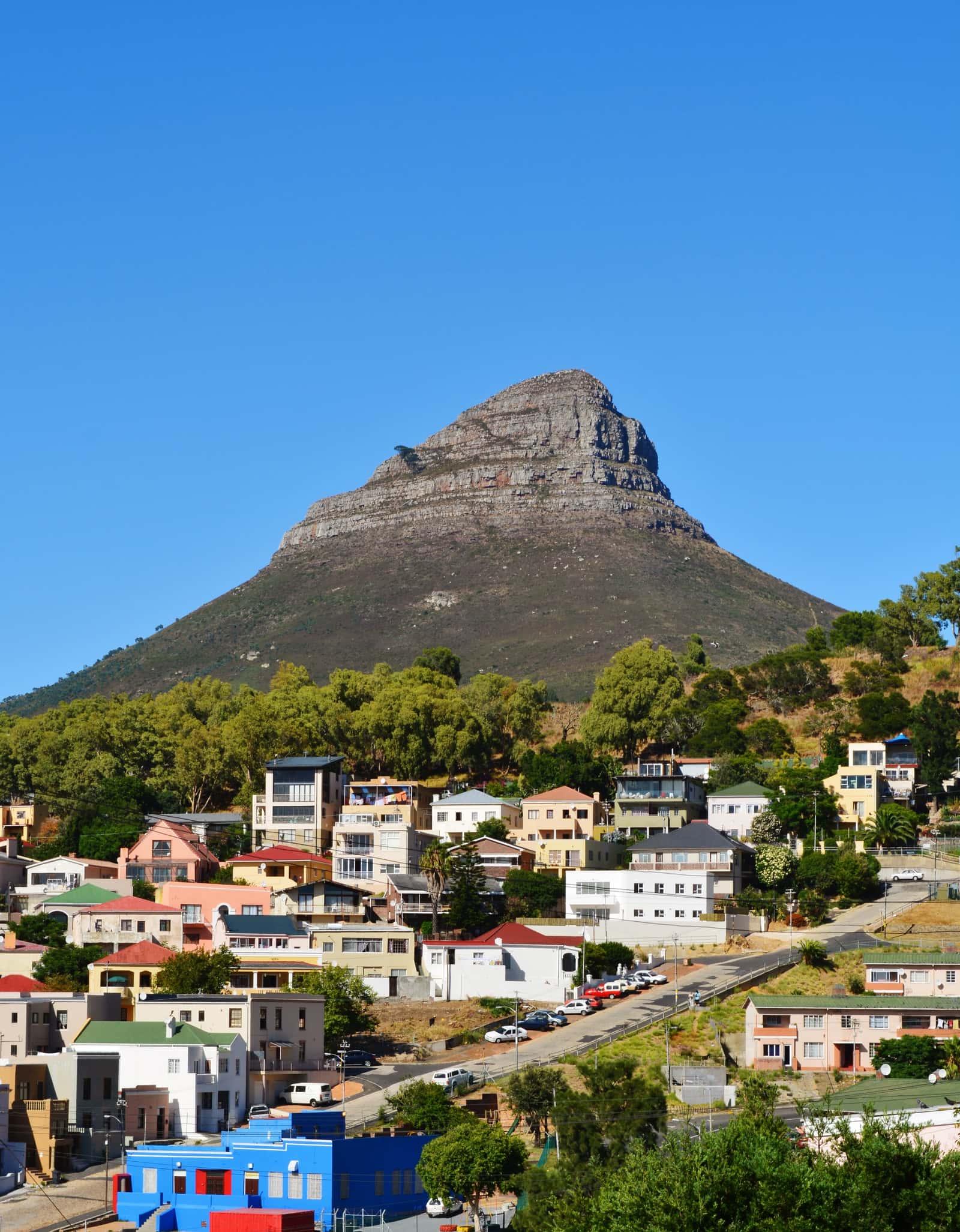 Lion's Head über bunten Häusern des Bo-Kaap
